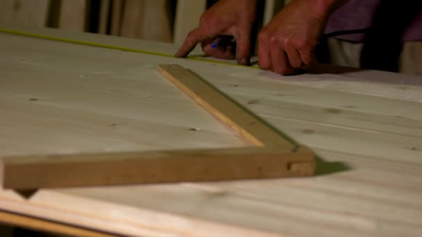 Timmerlieden handen meten van hout met tape. — Stockvideo