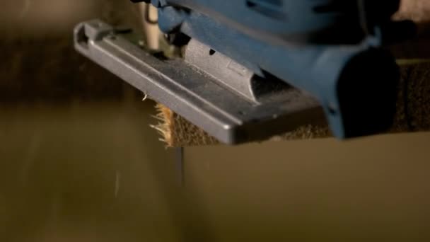 Timmerman polijsten hout met elektrische machine close-up. — Stockvideo