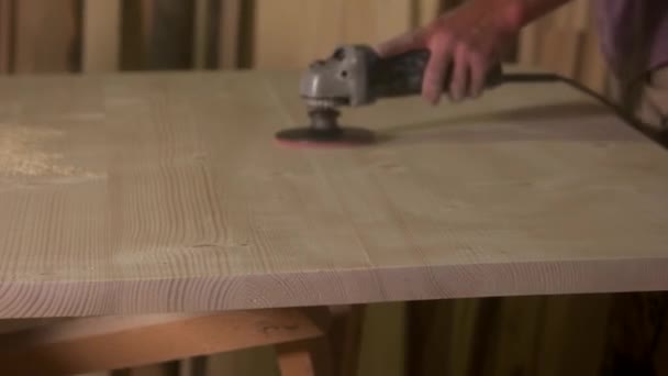 Mužské carpenter leštění dřeva v dílně. — Stock video