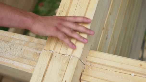 Main de menuisier travaillant avec des meubles en bois . — Video