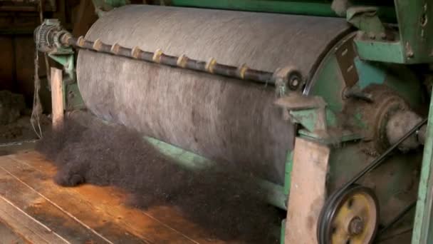 Máquina de produção de lã em ação . — Vídeo de Stock