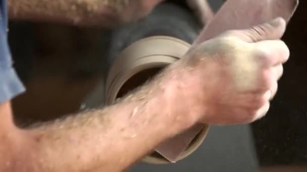 Timmerman vormen van hout op draaibank machine. — Stockvideo