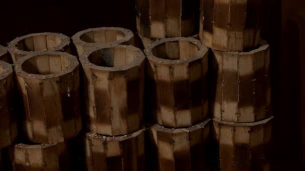 Groep van handgemaakte houten mokken in workshop. — Stockvideo