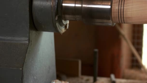 Mașină de prelucrare a lemnului la atelier de tâmplărie . — Videoclip de stoc