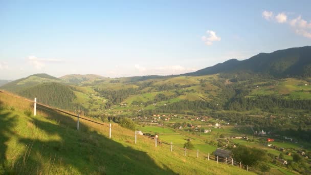 Panoramisch uitzicht op de Karpaten op een zonnige dag. — Stockvideo