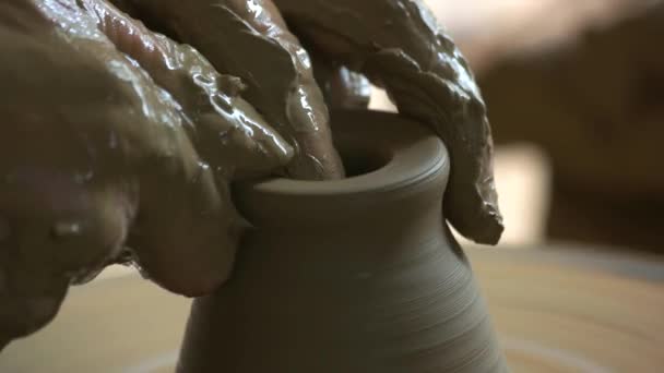 鍋をクローズアップする陶器の汚れた手. — ストック動画