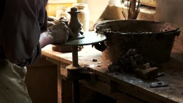 Processus de fabrication de vase en argile en atelier de poterie . — Video