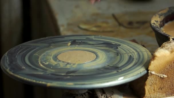 Ceramista donna che lavora sulla ruota della ceramica . — Video Stock