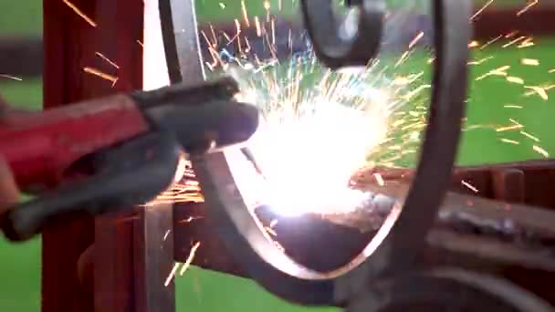 Welder makes the gate close up. — Stock Video