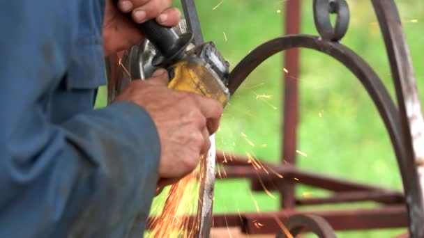 Worker welding metal close up. — Stock Video