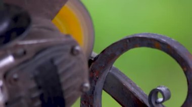 Demirci kaynak onarım çalışmaları yakın çekim yapıyor.