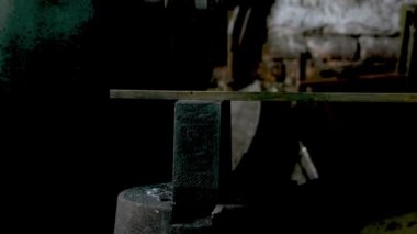 Otomatik mekanik çekiçleme.