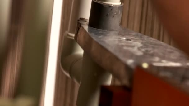 Close-up van loodgieter werken met pijpen. — Stockvideo