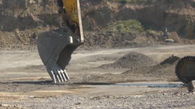 Taş ocağında ağır makineler.