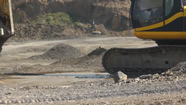 Bulldozer minerario in cava in una giornata di sole . — Video Stock