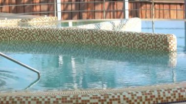 Maden suyu ile açık yüzme havuzu.