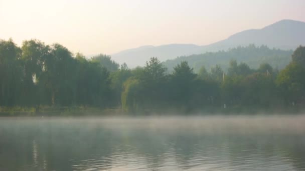 Mattina appannata sul lago di montagna . — Video Stock