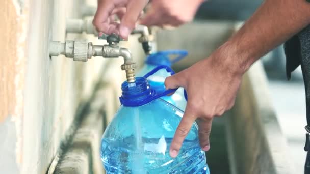 Main de l'homme remplissant la bouteille d'eau du robinet . — Video