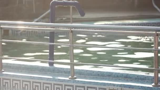 Piscina con agua termal en un día soleado . — Vídeos de Stock