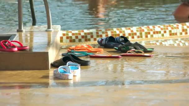 Tongs couleur près de la piscine extérieure . — Video