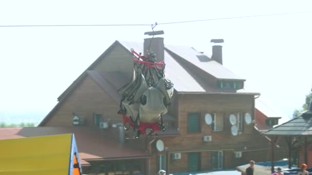 Ascenseur et équipement de ski un jour d'été . — Video