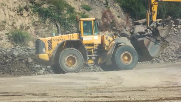 Graafmachine werkt bij quarry. — Stockvideo