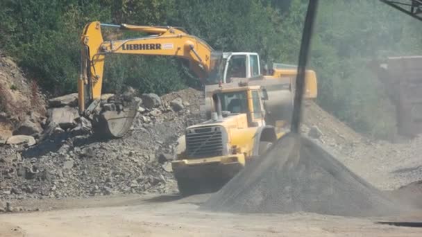 Equipos pesados trabajando en cantera . — Vídeo de stock