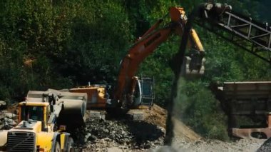 Taş ocağında çalışan ağır makineler.