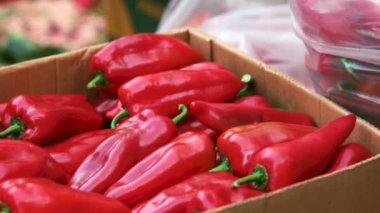 Sokak market kutusunda kırmızı biber.