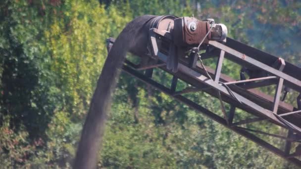 Förderband mit Kies arbeitet an einem sonnigen Tag. — Stockvideo