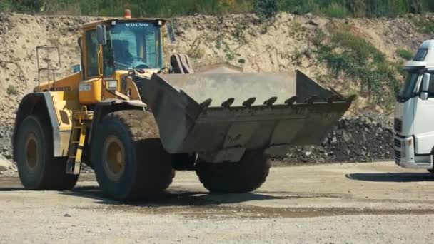 Bulldozer chargeur sur pneus jaune travaillant dans une carrière . — Video