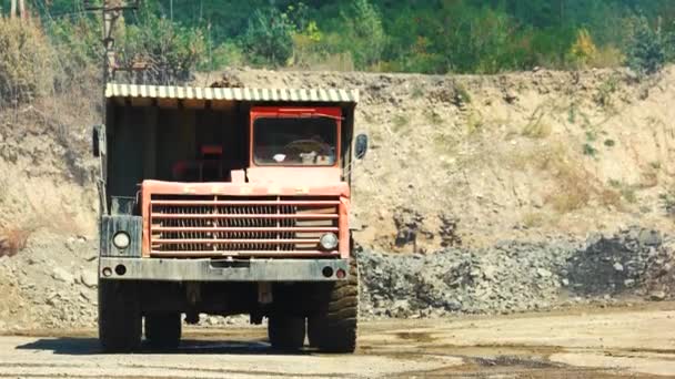 Dumper rida på stenbrottet väg. — Stockvideo