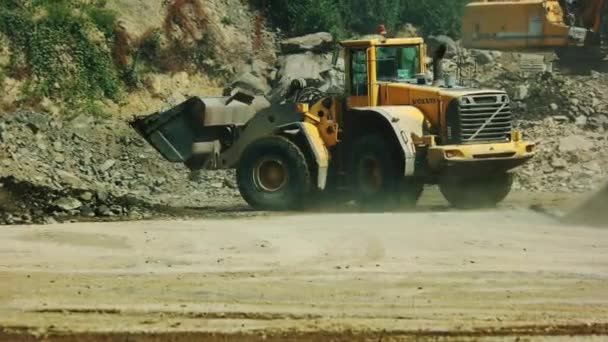 Zware machine met emmer werken bij quarry. — Stockvideo
