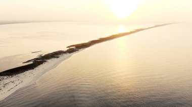 Güzel gün batımında deniz ile Waterscape.