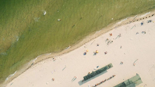 Luchtfoto van zandstrand met toeristen. — Stockfoto