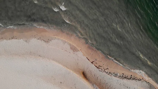 Vista aérea da bela costa oceânica com praia arenosa . — Fotografia de Stock