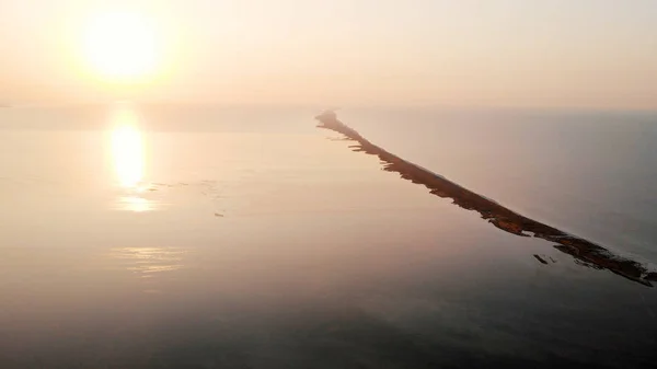 Prachtige zonsondergang boven de oceaan. — Stockfoto