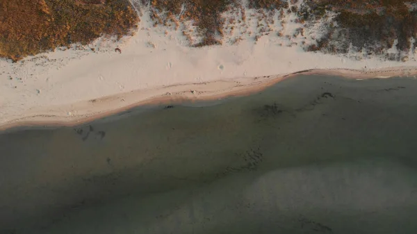 Kustlijn met blauw zeewater, luchtfoto drone View. — Stockfoto