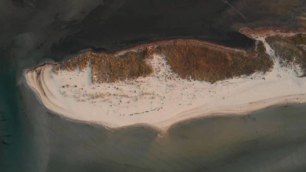 Drone vista da praia de areia e do mar . — Fotografia de Stock