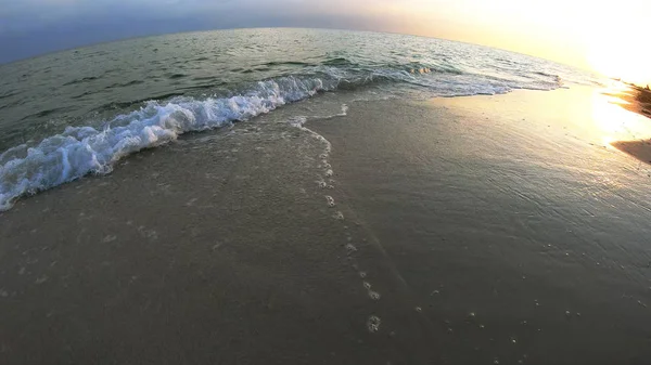 Прекрасний літній пейзаж з морськими хвилями на пляжі . — стокове фото