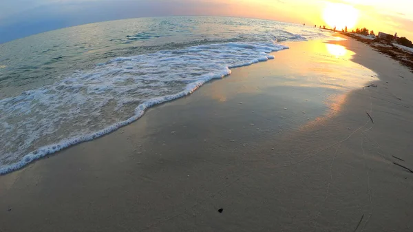 Vue panoramique sur le magnifique coucher de soleil au-dessus de la mer. — Photo