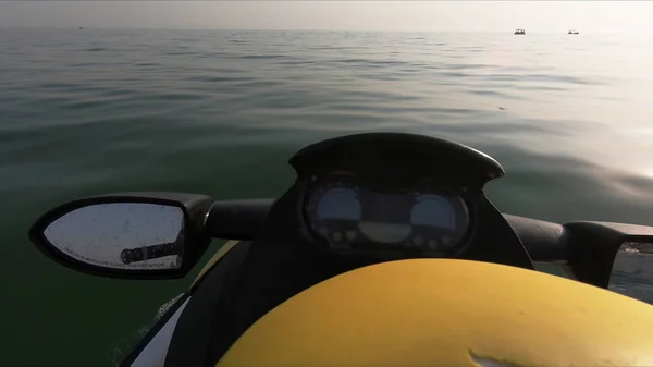 Gros plan sur le guidon et le miroir du jet ski . — Photo