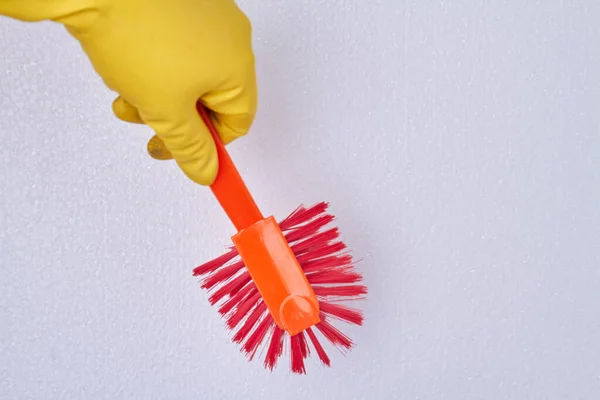 Menschliche Hand mit Werkzeug zum Reinigen. — Stockfoto