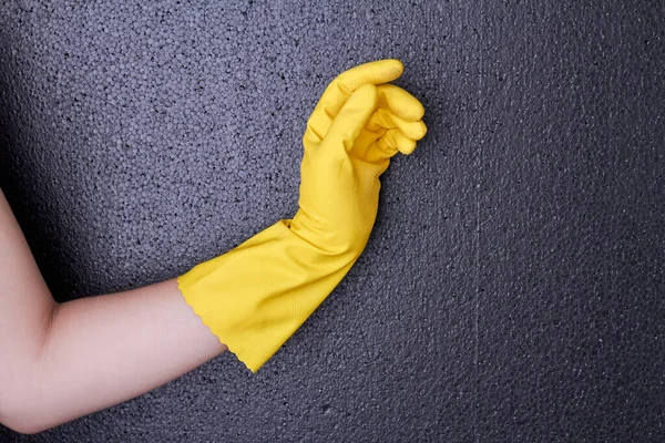 Guante de mano en amarillo sobre fondo oscuro . — Foto de Stock