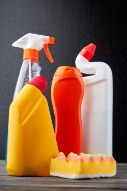 Ev temizliği için ürün kümesi.