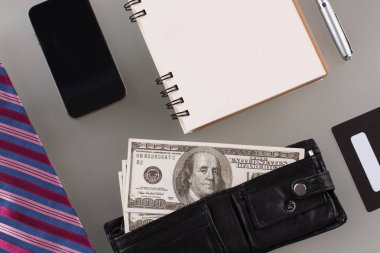 Kırtasiye, para ve kravat.