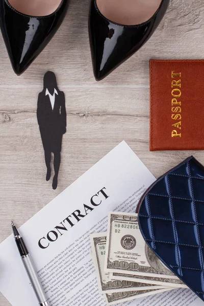 Contract, pen and wallet with american dollars. — Stock Photo, Image