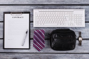 İmzalı sözleşme. Ofis adamı seçimi.