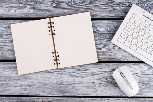 Cuaderno sobre mesa de madera. — Foto de Stock