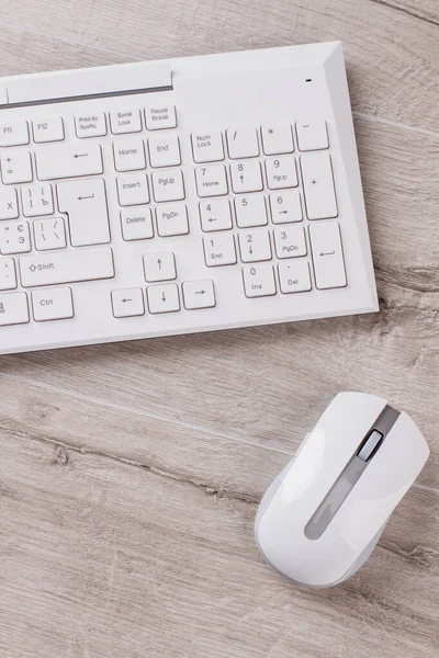 Biała klawiatura i mysz optyczna na stole detaild. — Zdjęcie stockowe